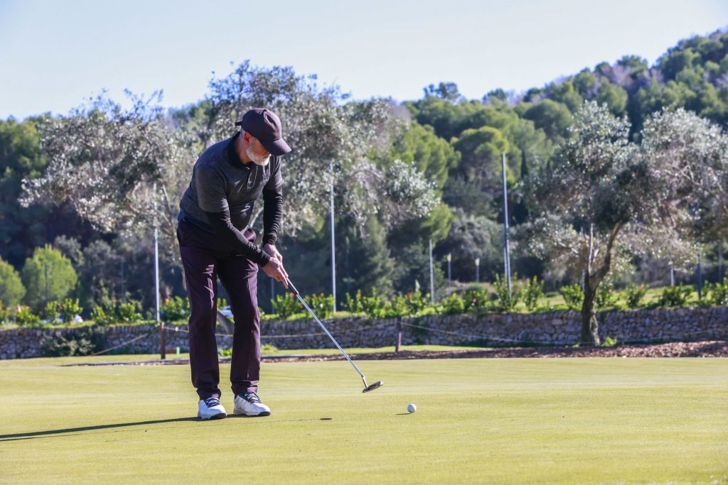 Jugador en el green durante el torneo