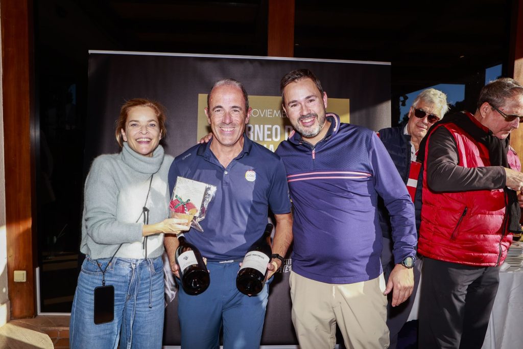Ganadores con sus premios